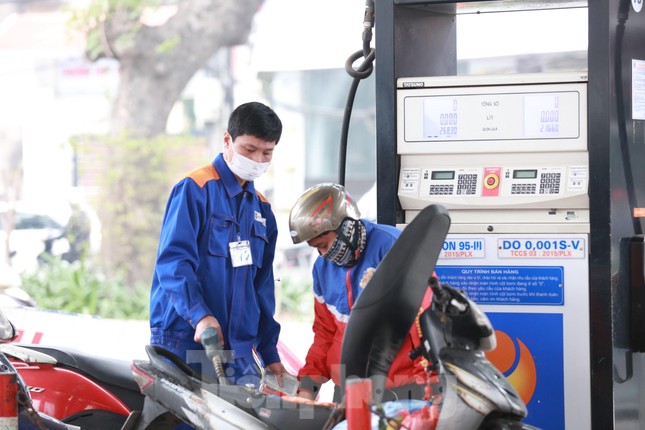 Xăng dầu giảm giá lần đầu tiên trong năm mới, RON95 về dưới 22.000 đồng/lít 